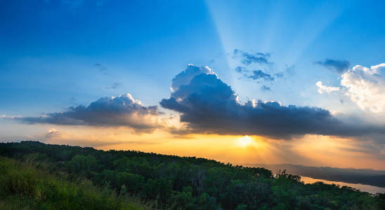 黄昏时有光线的夕阳天空图片