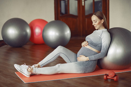 孕妇在健身房训练