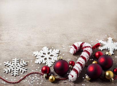 圣诞构图与圣诞球，雪花和糖果树玩具在木制背景。圣诞节新年概念及复制空间