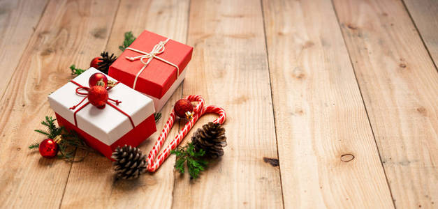 圣诞礼品盒松果和树枝在木头上