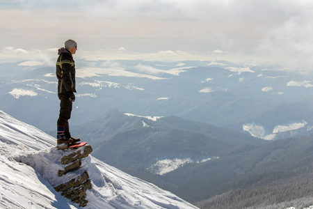 独自一人站在雪山顶上欣赏的剪影