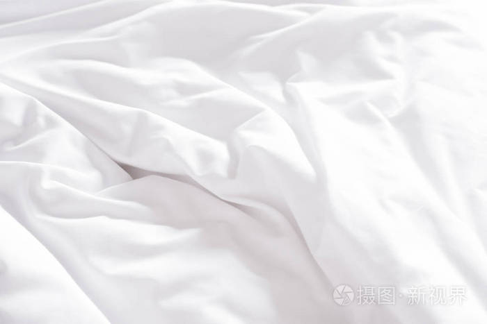 旅馆房间里白色皱巴巴的床单