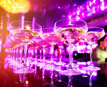 泡在酒里酒吧里的香槟照片