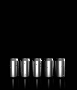 黑色背景，银色铝罐。