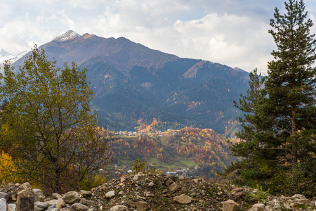 在佐治亚州山区的斯瓦内提Svaneti，一个位于山脚下的小村庄的清晨景色，背景是白雪覆盖的山峰