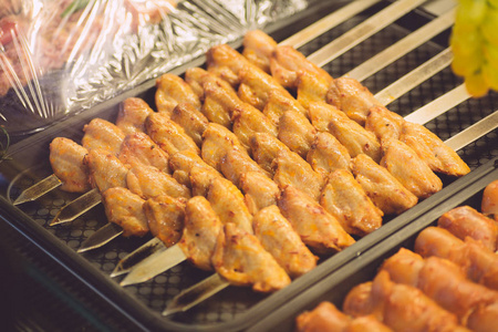 东方餐厅厨房里的烤鸡串.烤肉串照片