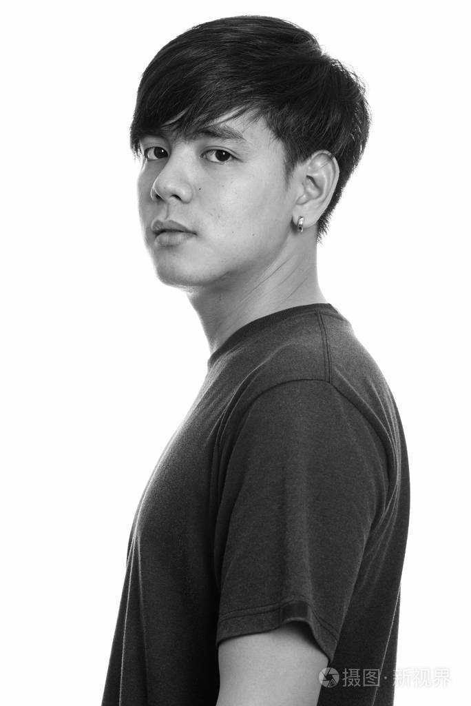 年轻英俊的亚洲男人的摄影棚镜头