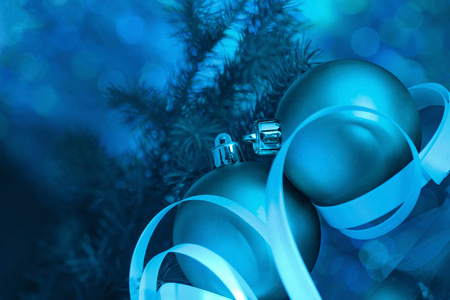 蓝色背景冷杉树圣诞舞会装饰品