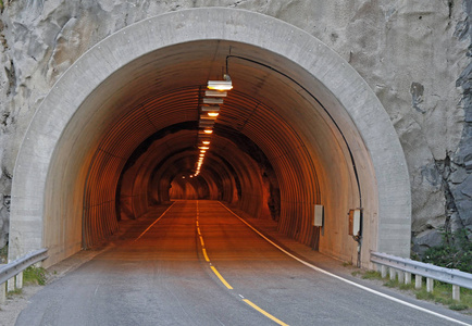 挪威洛弗顿群岛上的公路隧道