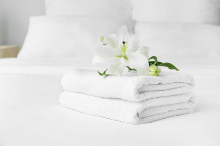 在床上清洁柔软的毛巾和鲜花