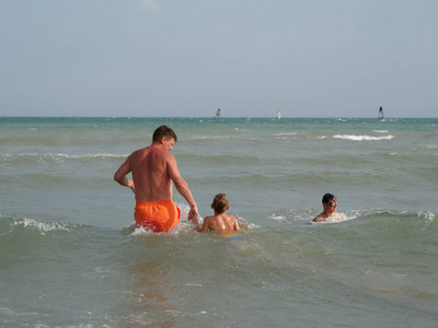 父亲和儿子在意大利比比昂的海滩上