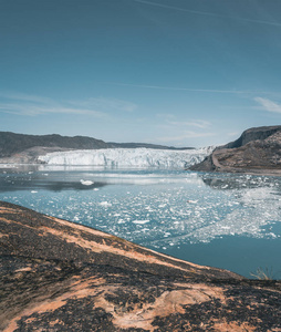 格陵兰岛，伊奇普塞尔米亚，格陵兰迪斯科湾的埃奇冰川。早上乘船游览北冰洋，巴芬湾，冰川崩解。在蓝天白云中破冰。