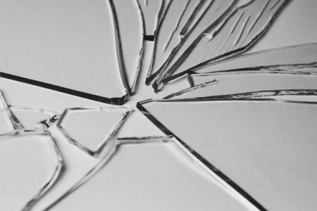 窗户效果碎玻璃堆块的纹理和背景隔离在白色上,窗户有开裂的效果.