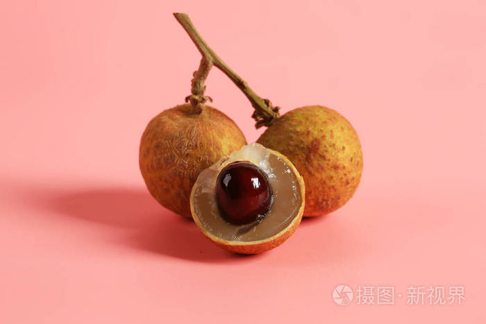 粉红色背景的荔枝