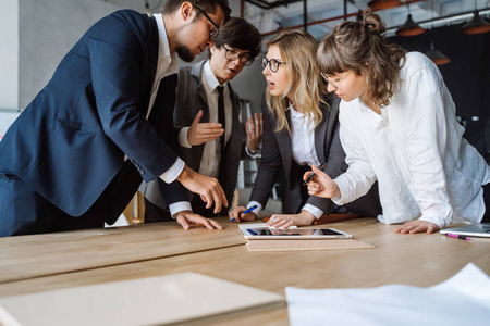 在会议或谈判中进行讨论,争论或分歧的商人照片