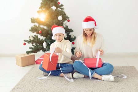 单亲家庭和假日概念母亲和儿子在圣诞夜在家庆祝圣诞节的肖像