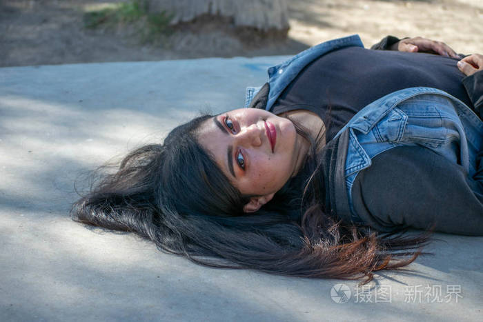 有拉丁或印度教外貌的胖女人躺着