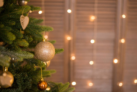 金色圣诞背景的去聚焦灯和装饰树