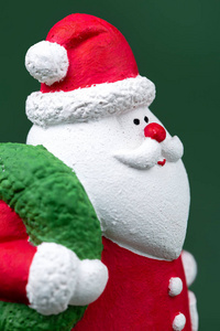 石膏色圣诞老人的特写照片孤立在绿色背景上。新年和圣诞节概念。