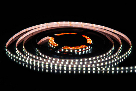 黑色背景冷白色led灯带照片