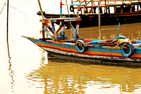 雅鲁藏布江阿萨姆邦一艘木制渔船的船头