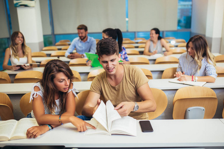 大学生在教室里一起学习。