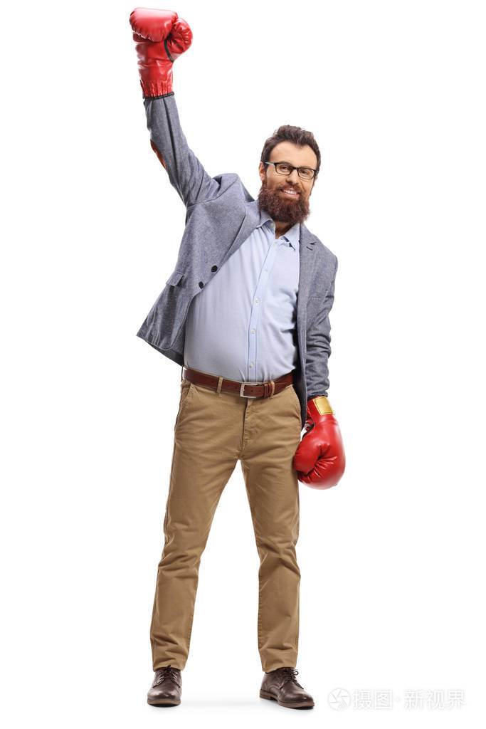 一个穿着正装戴拳击手套的男子举起一只手臂