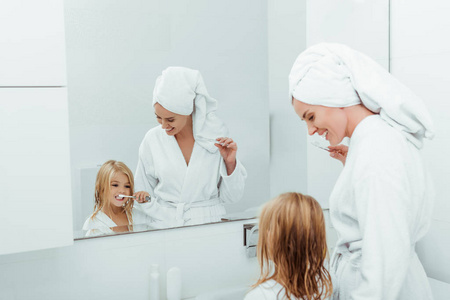 毛巾 女儿 母亲 在室内 起源 浴衣 牙膏 女人 镜子 女孩