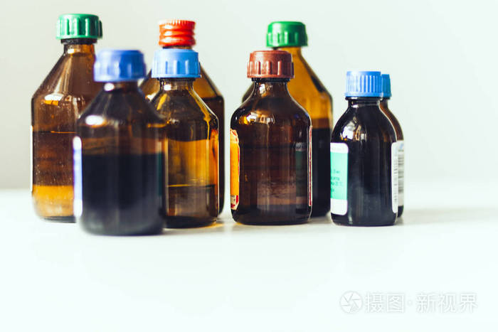 白色背景的药瓶带有文本的复制scaper