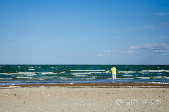 一个孤独悲伤的人背对着大海,眺望远方.