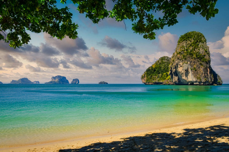 泰国Phra nang湾美丽的岛屿和海滩景观