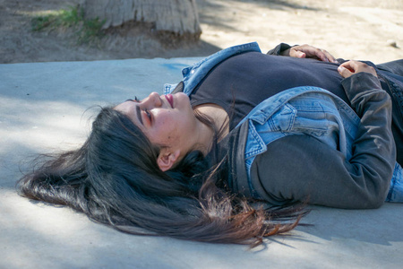 印度教的女人有拉丁或印度教外貌的胖女人躺着照片