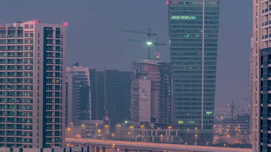 在豪华的迪拜超时空天线上可以看到现代摩天大楼的美丽景色。从黑夜到白天的过渡