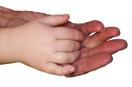 一个小孩的手放在一位老妇人的手上