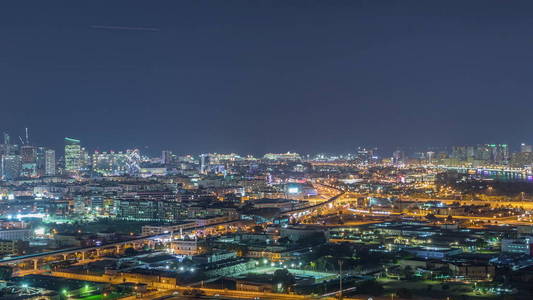 夜晚城市的节奏与迪拜运河附近的灯光道路空中时光倒流