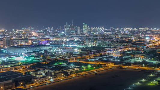 夜晚城市的节奏与迪拜运河附近的灯光道路空中时光倒流