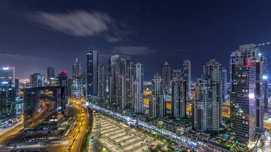 阿联酋迪拜商业湾的现代住宅和办公大楼，有许多塔楼空中夜景。