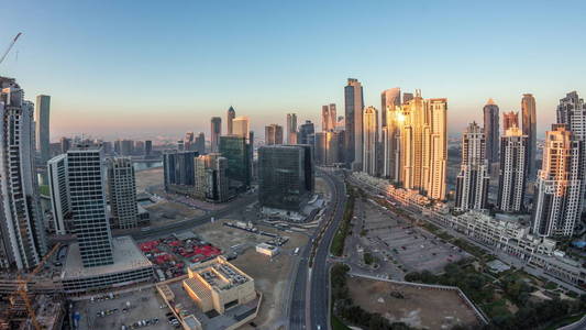 迪拜商业湾全景夜以继日的空中时间表。