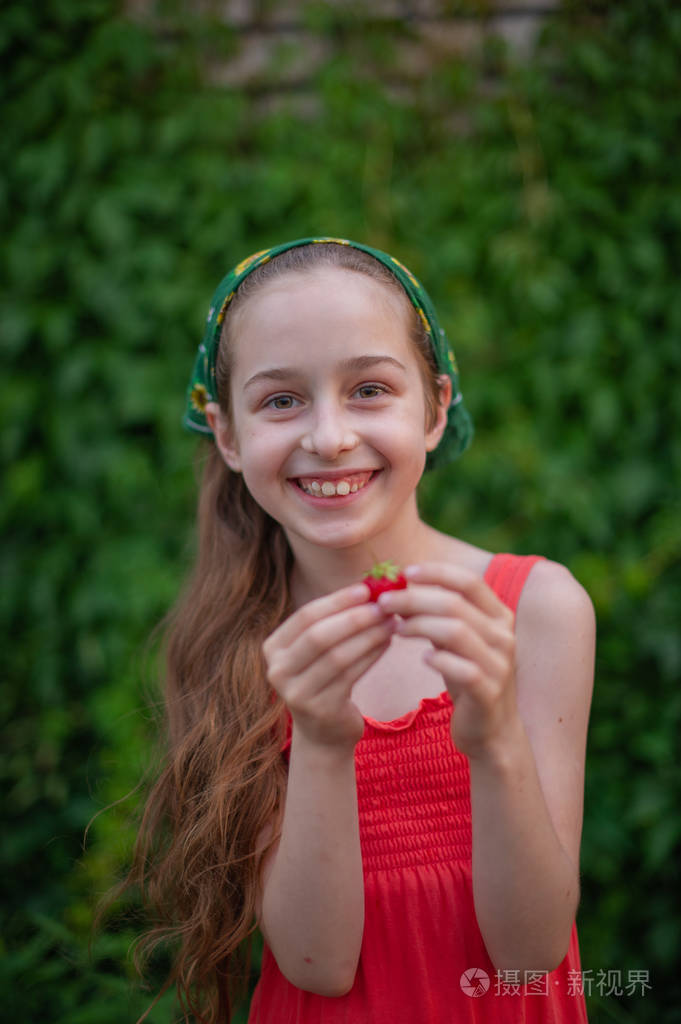 绿叶背景下街上的小女孩长发女孩910岁儿童