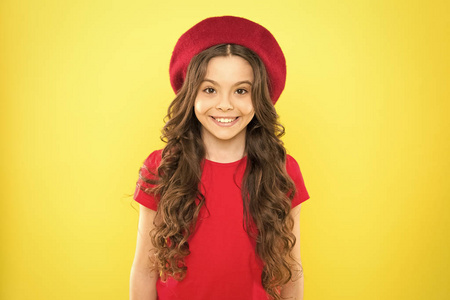 可爱的孩子,有着时尚的长卷发照片