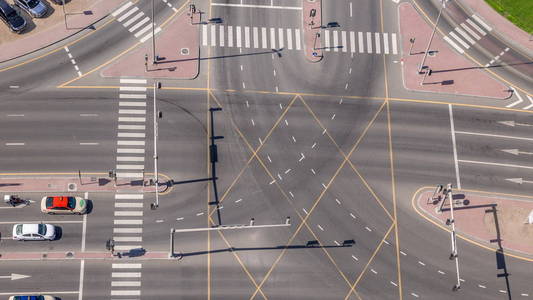 俯视迪拜商业湾时代广场十字路口的城市交通.照片