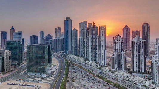 阿联酋迪拜商业湾的现代住宅和办公大楼，有许多塔楼。