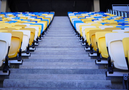 去一排排红色的座位一排座位一排排红色的空体育场座位宽空的剧院礼堂