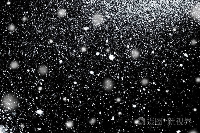 在黑色背景下飘落的雪冬季雪背景
