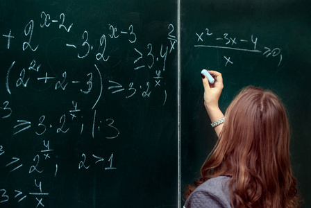 黑板上数学公式的特写镜头