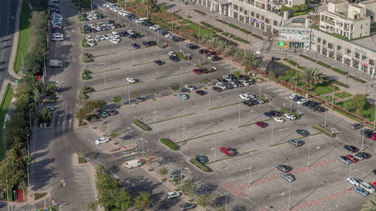 阿联酋迪拜大型室外停车场的全车鸟瞰。