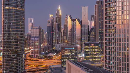 迪拜国际金融中心区拥有现代化的摩天大楼，日以继夜
