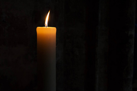 蜡烛在黑暗中燃烧。精神宗教观念