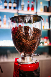咖啡机内有咖啡豆。咖啡厅咖啡厅