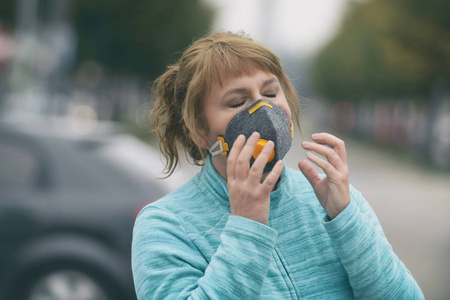 Woman wearing a real antipollution, antismog and viruses face 